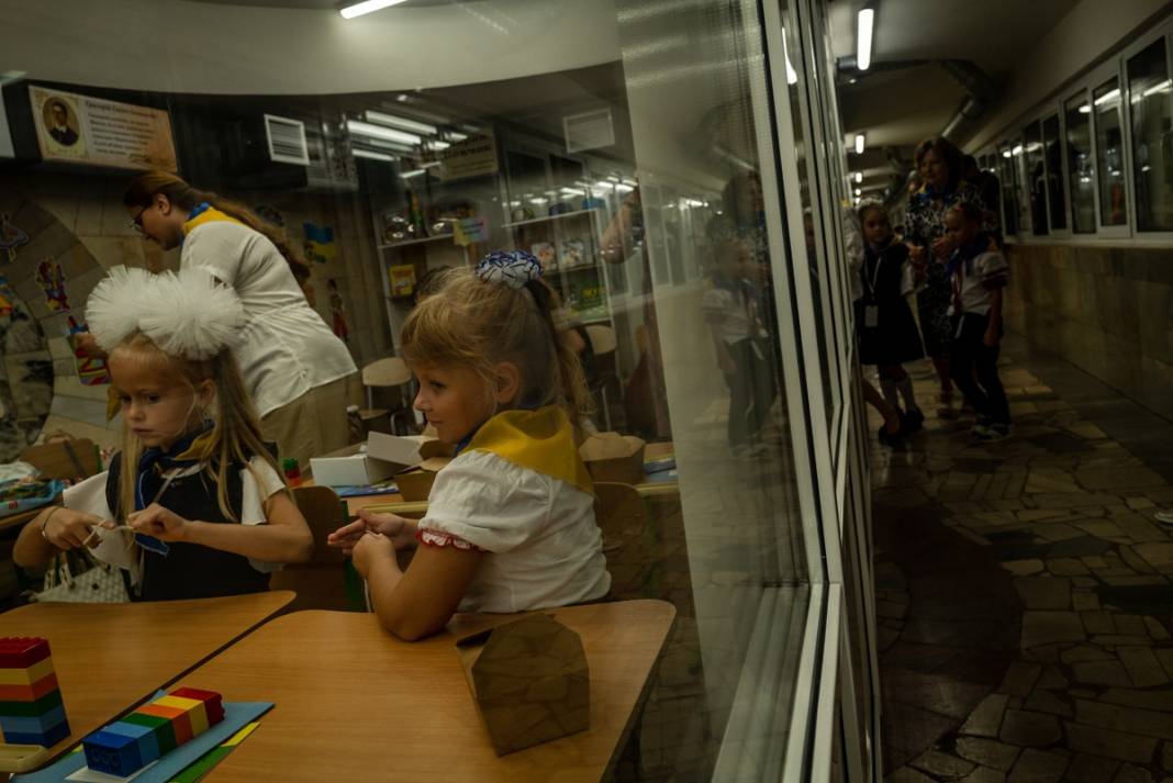 Füze saldırılarının gölgesinde yeni eğitim yılı: Ukrayna'da ilk ders zili metroda çaldı 28